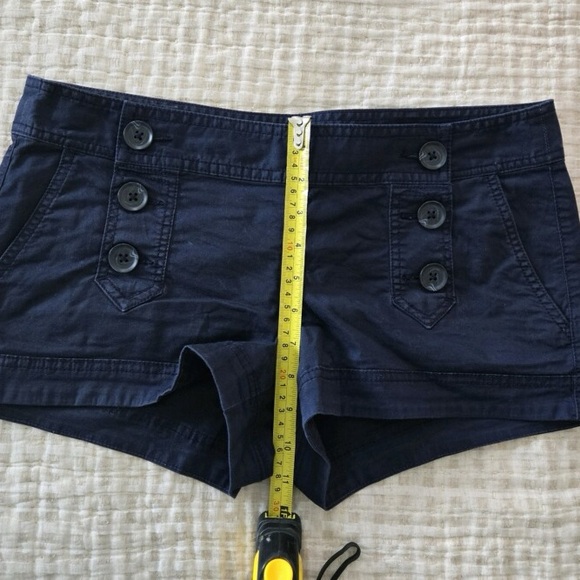 Express Shorts - Picture 7 of 8